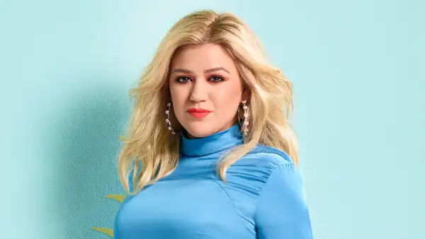Kelly-Clarkson-Cracks-Up-Over-Her-‘Enormous’-Chest-in-‘The-Voice’-Promo-Photo
