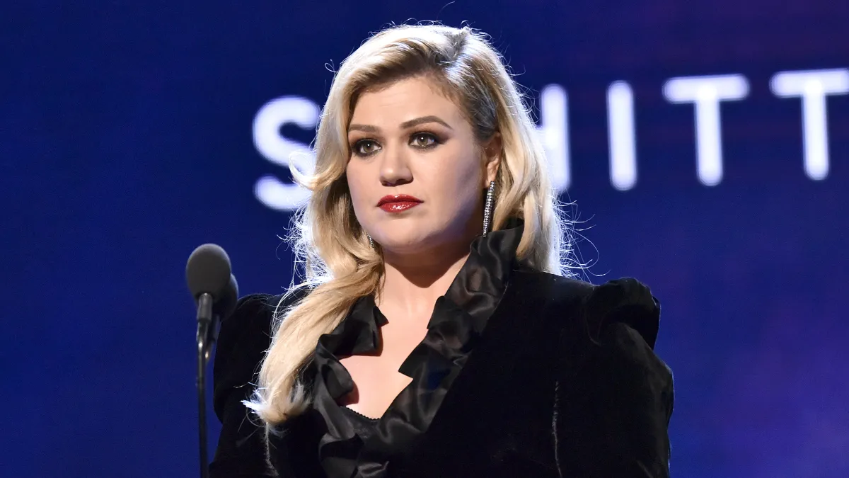 Kelly-Clarkson-Shuts-Down-Body-Shamming-Trolls
