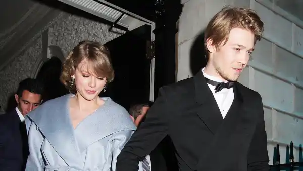 Taylor Swift Kisses Boyfriend Joe Alwyn at the NME Awards