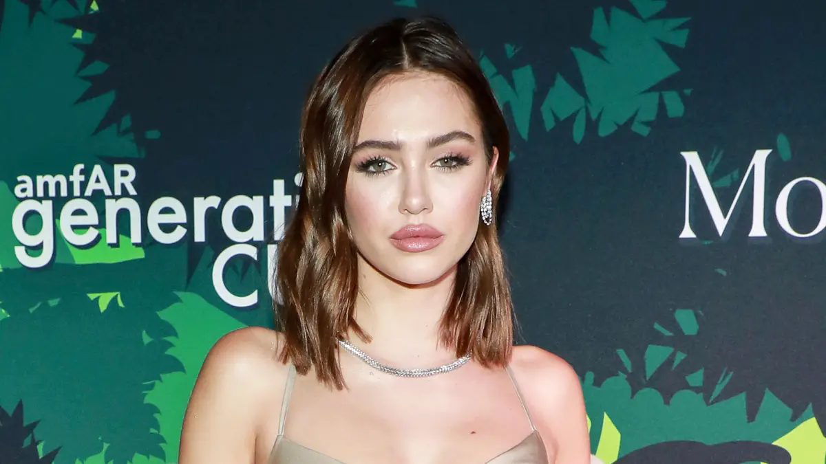 Delilah Belle Hamlin Shows Off Her Figure in Sexy Mirror Selfie