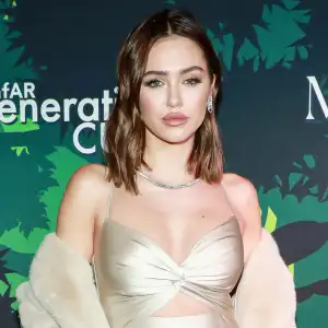 Delilah Belle Hamlin Shows Off Her Figure in Sexy Mirror Selfie