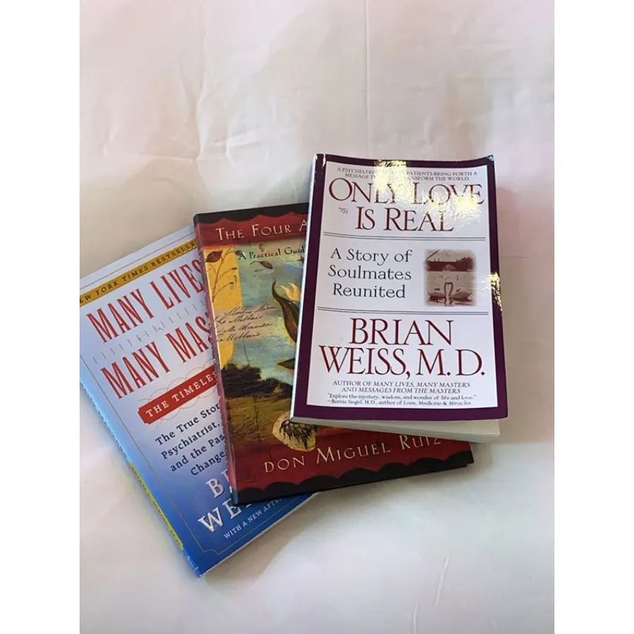 Kylie Jenner Reads Self-Help Books About Soulmates After Travis Scott Reunion