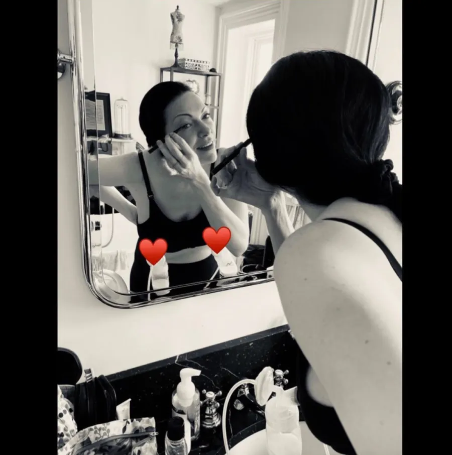 Laura Prepon breastpumping