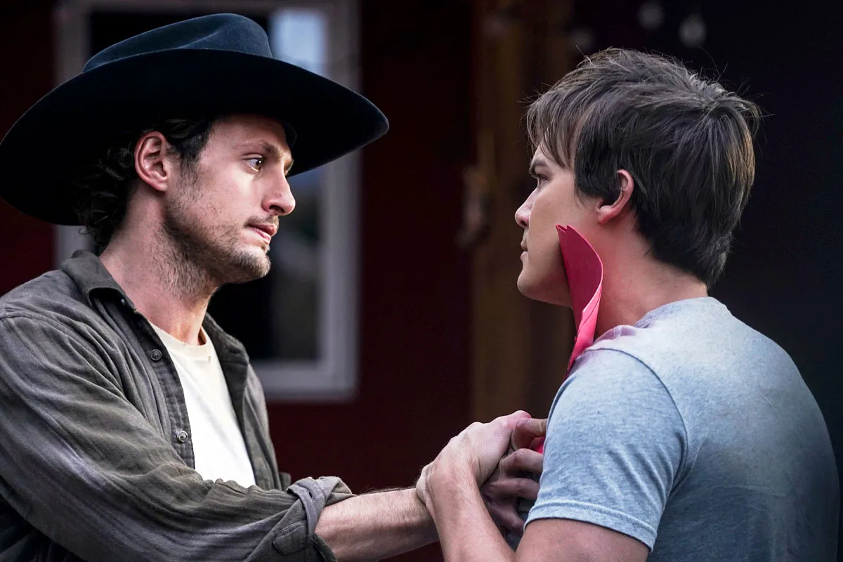 Michael Vlamis as Michael and Tyler Blackburn as Alex on Roswell New Mexico