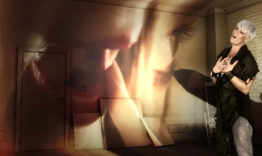 Pregnant Celebrities Showing Baby Bumps Music Videos