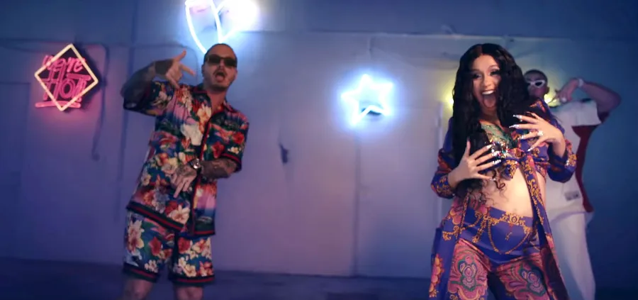 Pregnant Celebrities Showing Baby Bumps Music Videos