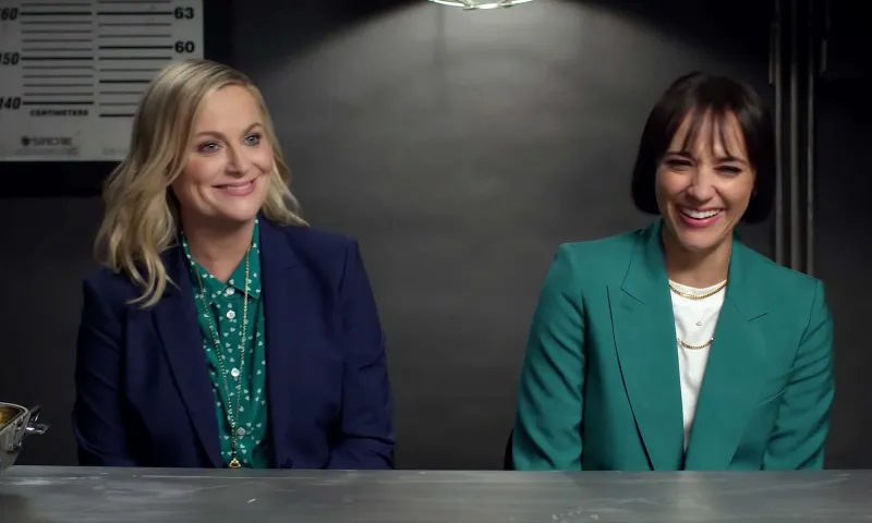 Rashida Jones Cant Believe Amy Poehler Owns Wine Shop
