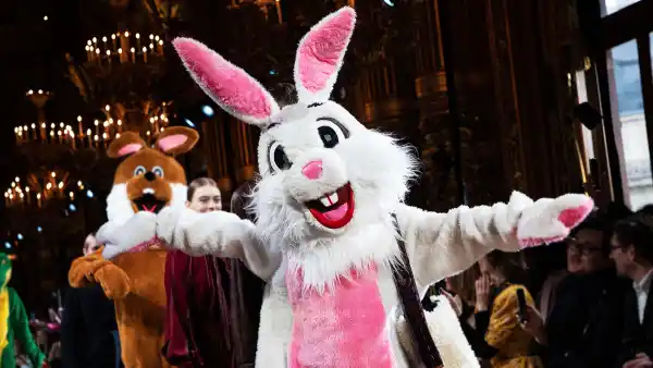 Stella McCartney Protests Fur During Her Paris Fashion Week FW20 Runway