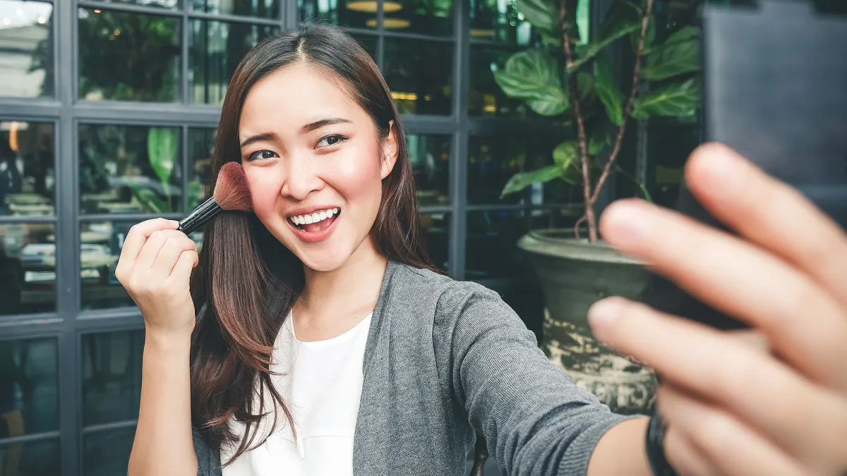 woman-applying-blush