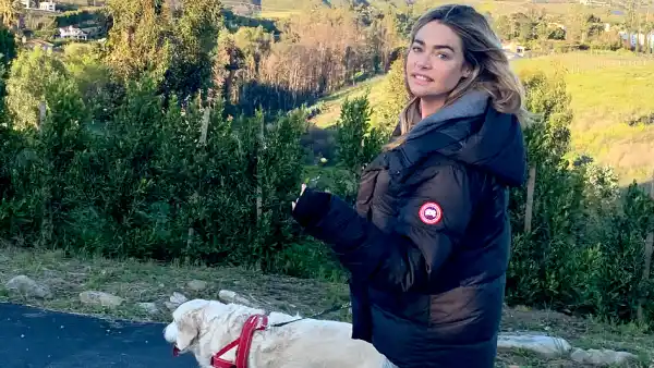 3 Denise Richards walking the dog