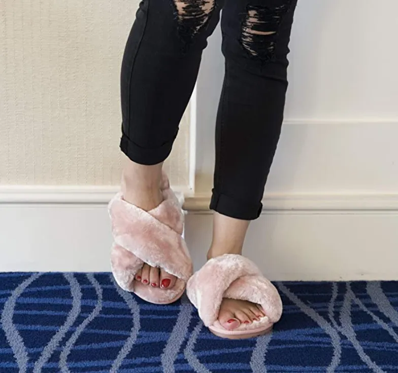 Crazy Lady Women's Fuzzy Open Toe Slippers (Pink)
