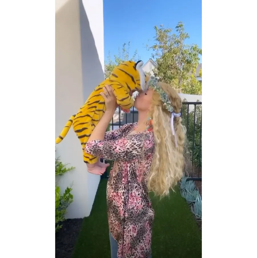 Jade Roper and Tanner Tolbert Dress Up With Kids in Tiger King costumes