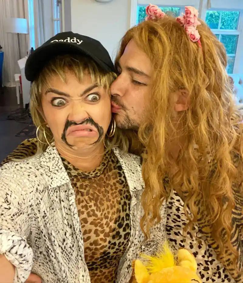 Sarah Hyland and Wells Adams Dress Up as Joe Exotic and Carole Baskin