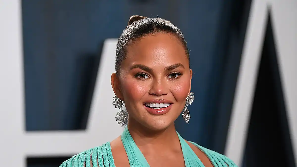 chrissy-teigen-glow