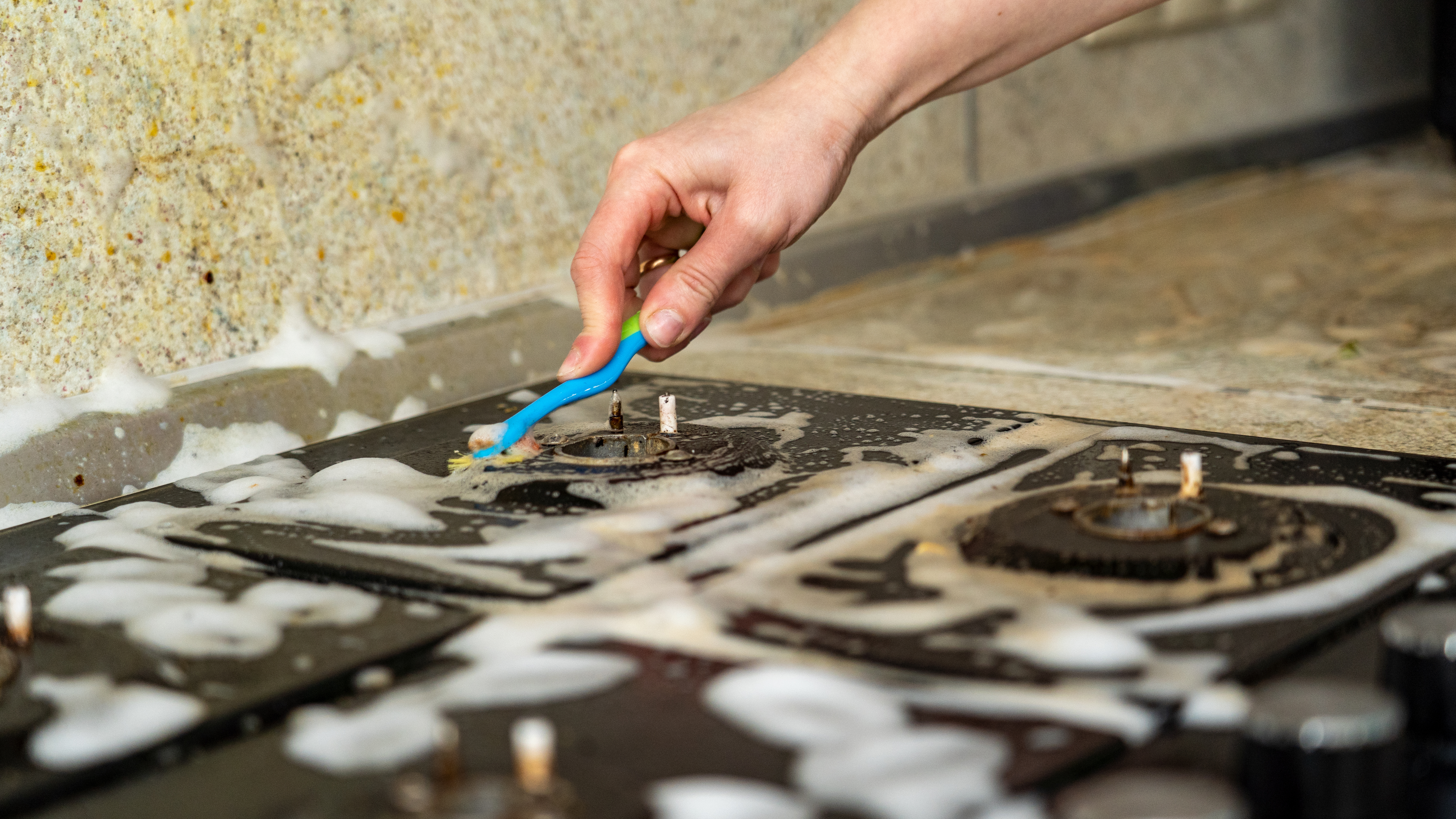 cleaning the kitchen stove