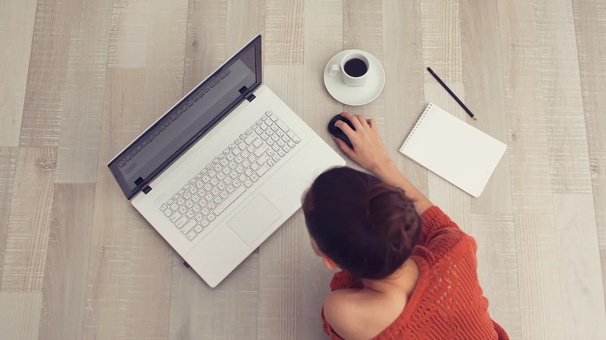 woman-using-computer-mouse