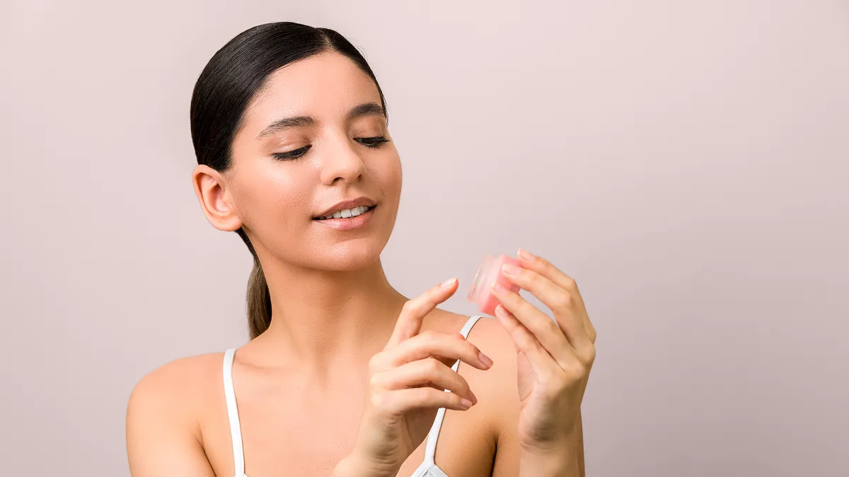 woman-using-lip-balm