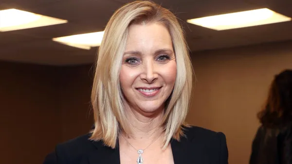 Lisa Kudrow Hilariously Skips Over ‘Friends’ on HBO Max to Watch ‘The Comeback’