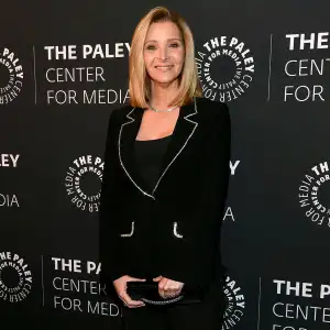 Lisa Kudrow Mothers Hug-less Funeral Amid Coronavirus Paley Honors Black Suit