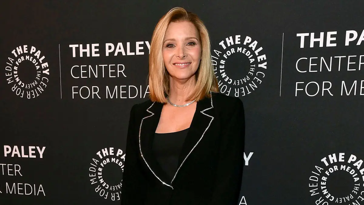 Lisa Kudrow Mothers Hug-less Funeral Amid Coronavirus Paley Honors Black Suit