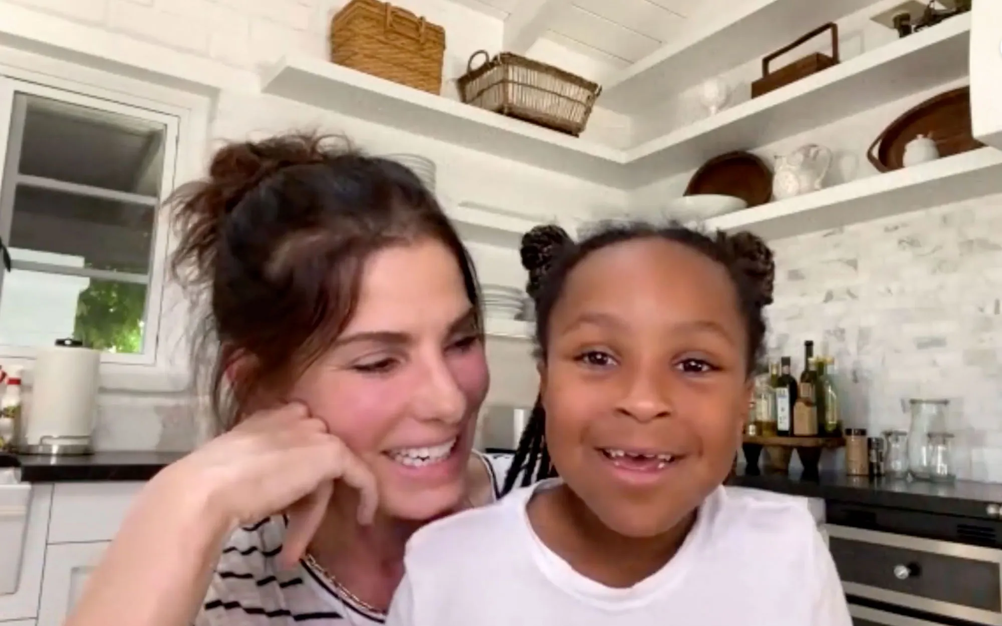Sandra Bullock, Daughter Laila Thank a Nurse Fighting COVID-19
