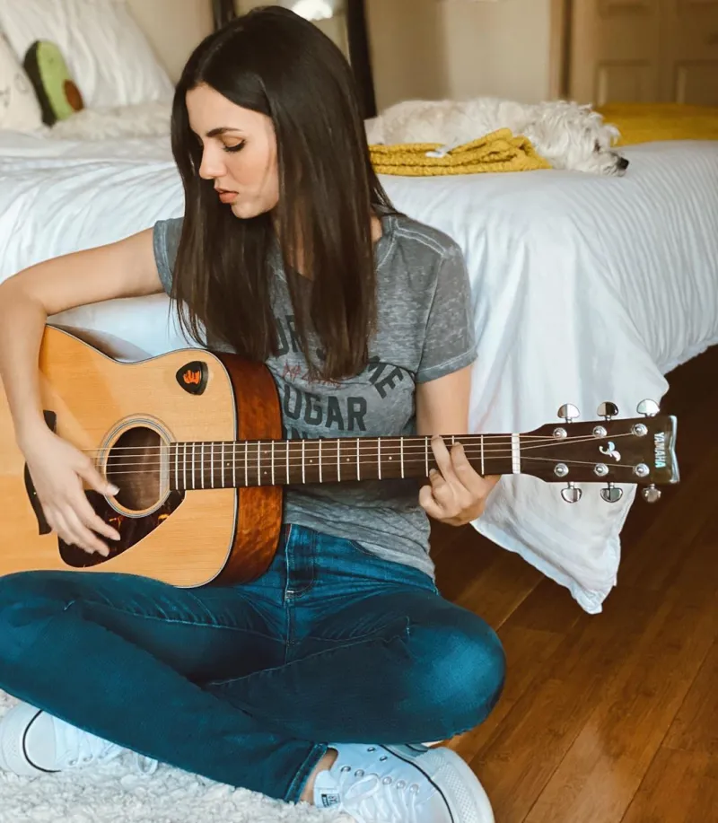 Victoria Justice guitar