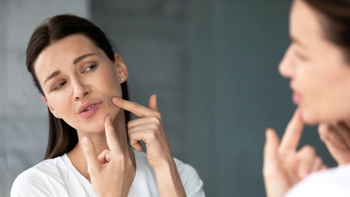 woman-popping-blackhead