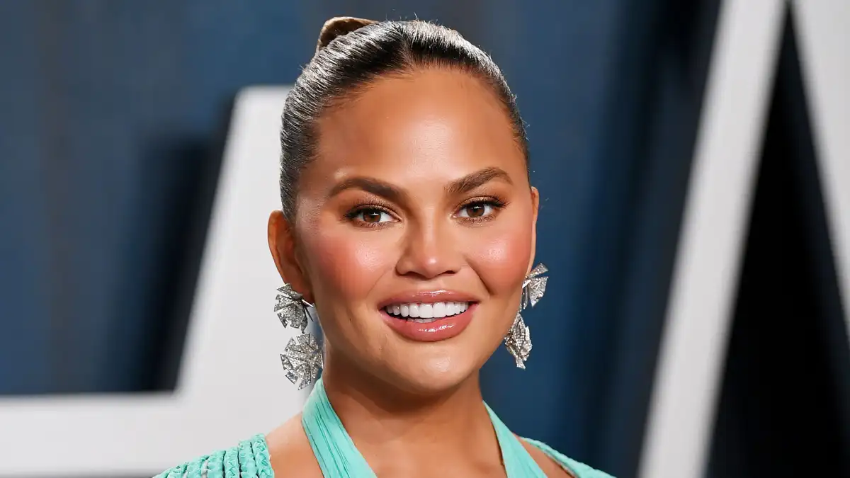 Chrissy Teigen breast implant removal cake p