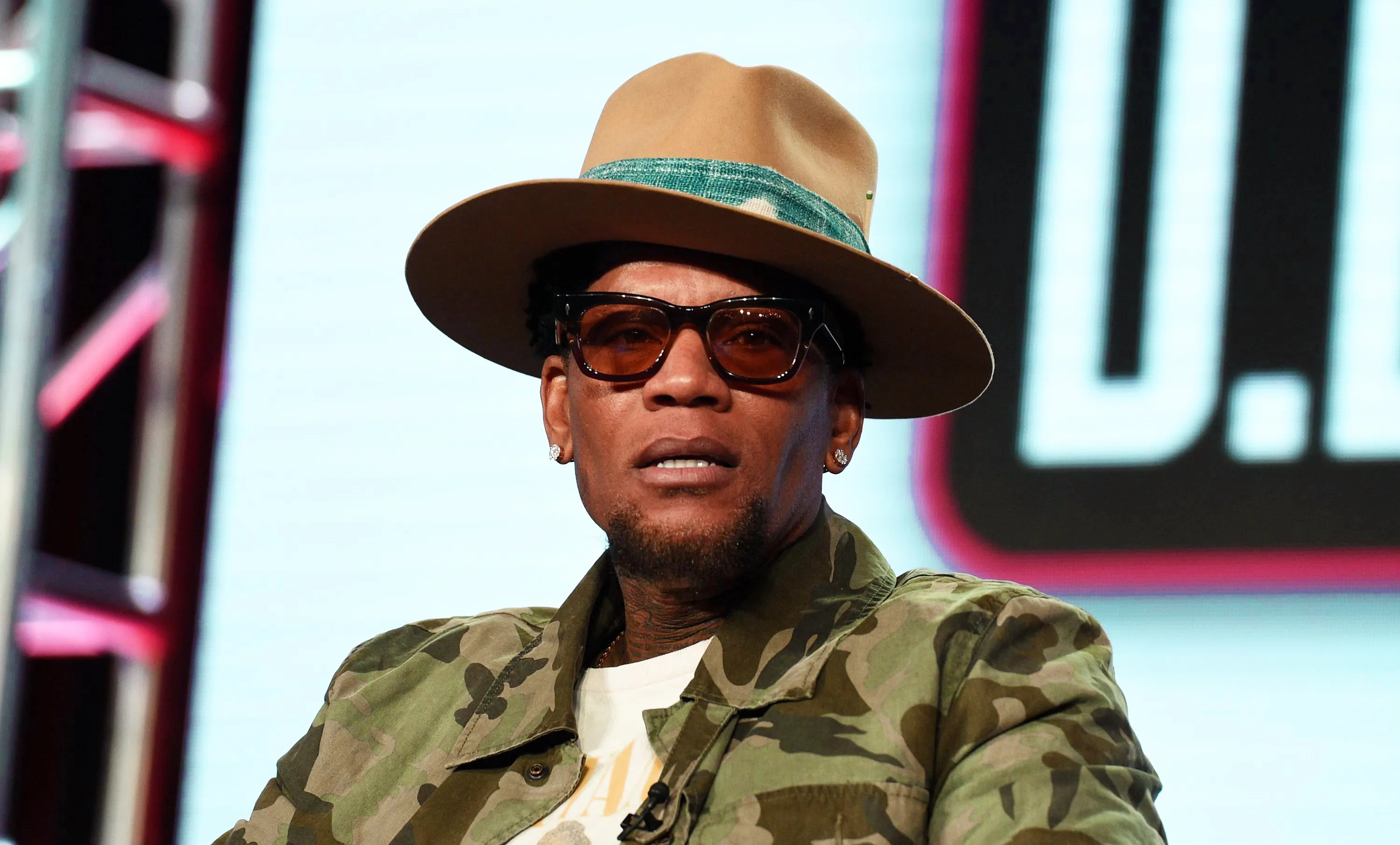Comedian D L Hughley Passes Out On Stage During Stand Up Show