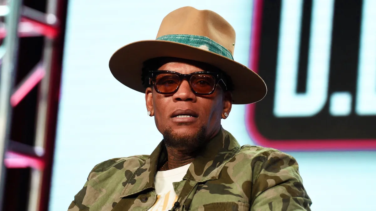 Comedian D L Hughley Passes Out On Stage During Stand Up Show