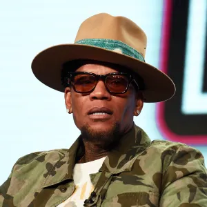 Comedian D L Hughley Passes Out On Stage During Stand Up Show