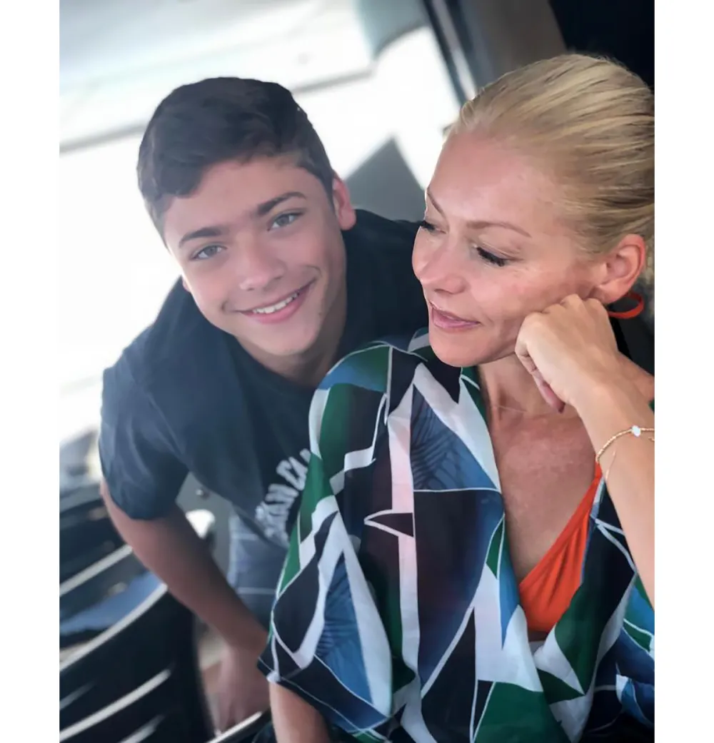 Proof That Kelly Ripa Is a Master Haircutter: Watch