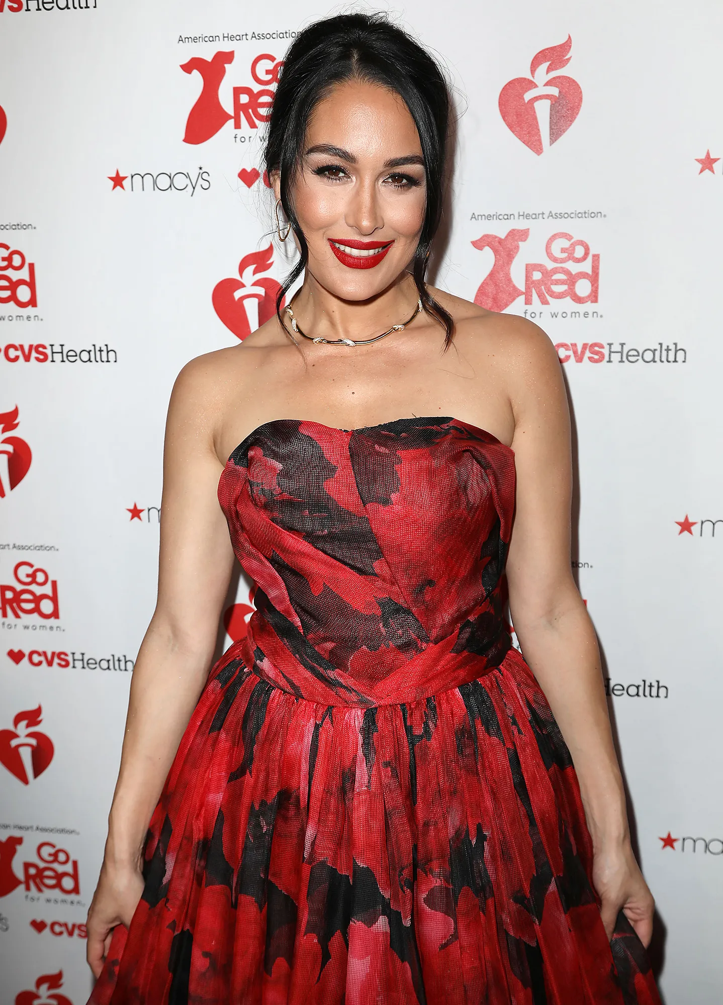 Pregnant Brie Bella Shows Her Baby Kicking at 35 Weeks: Video