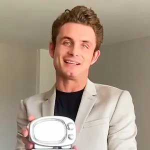 Vanderpump Rules James Kennedy Awkwardly Presents Award for Dynamic Cast Returning After 4 Firings