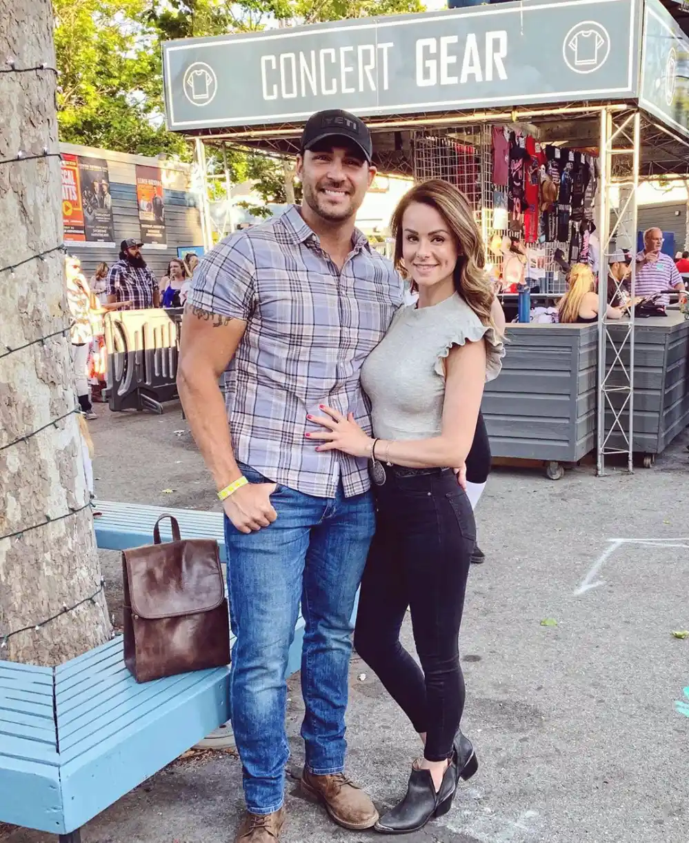 Bachelorette Ben Zorn Fiancee Stacy Santilena Is Pregnant