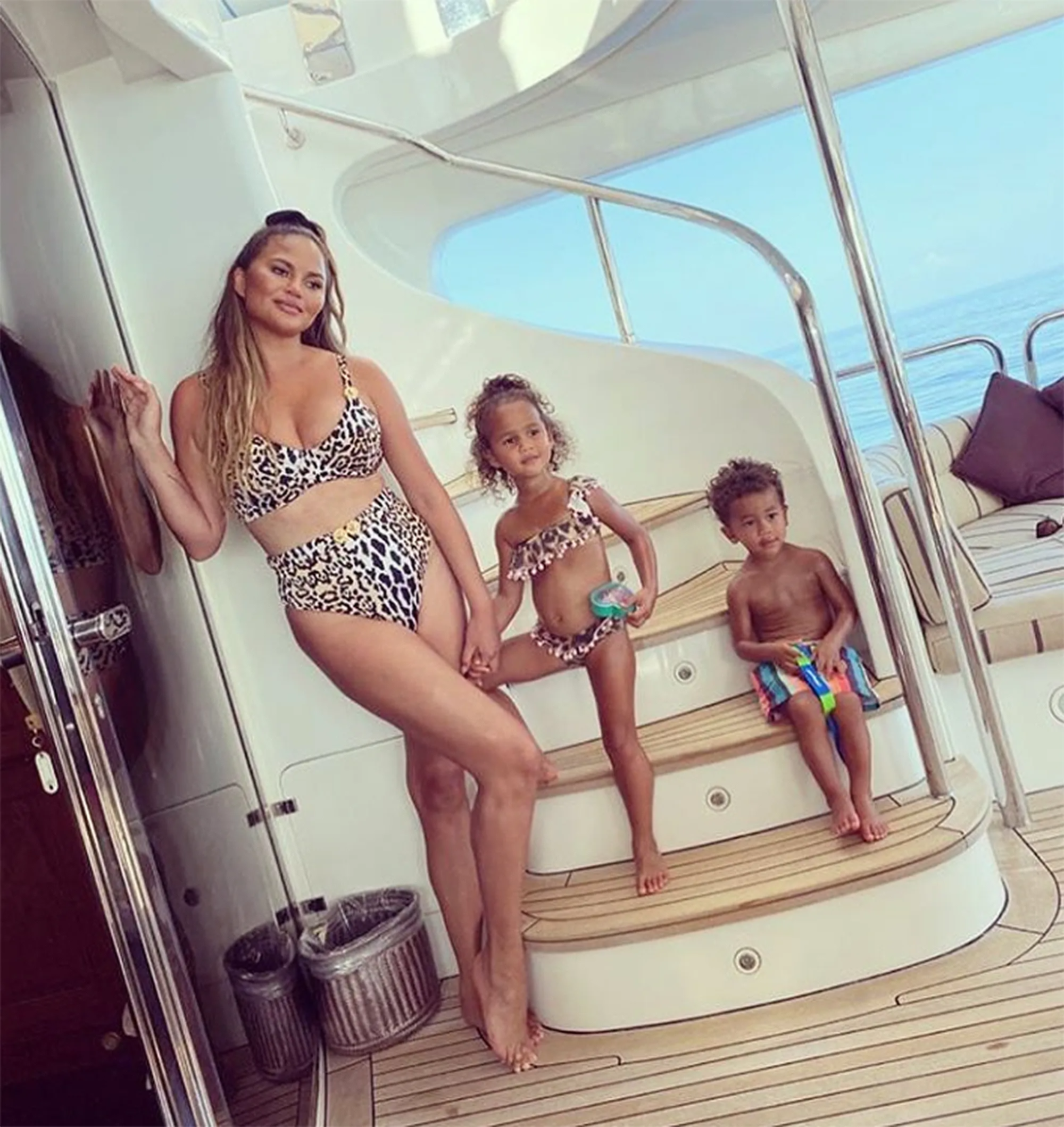 chrissy-teigen-leopard-bikini