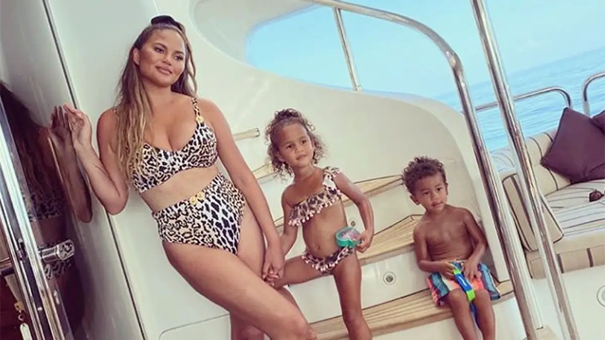 chrissy-teigen-leopard-bikini