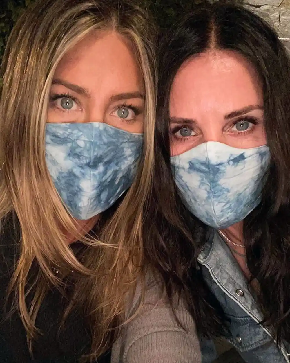 jennifer-aniston-courteney-cox-face-masks