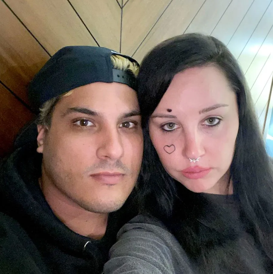 Amanda Bynes Not Married Despite Paul Michael Posting Wedding Ring Photo