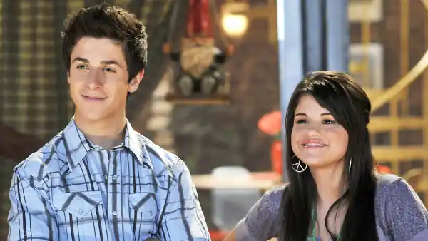 David Henrie Selena Gomez Down Wizards Of Waverly Place Revival