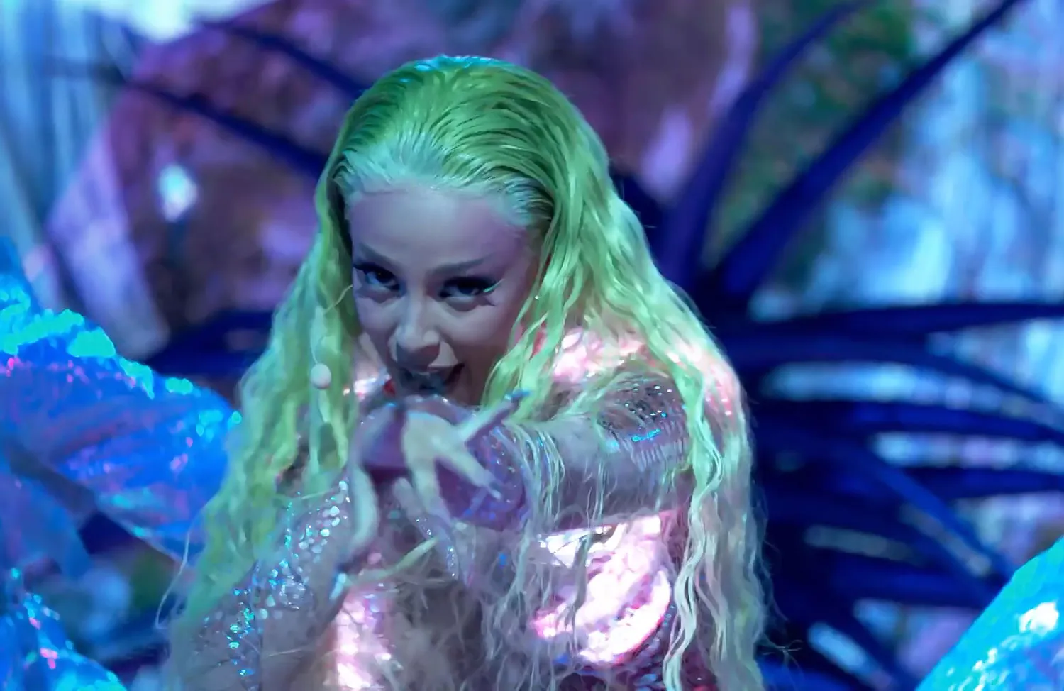 Why Doja Cat Resembled a ‘Beautiful Alien’ at the VMAs