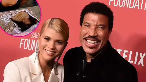 Lionel Richie Bakes a Pink Cake for Daughter Sofia's 22nd Birthday p