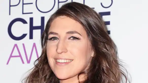 Big Bang Theory’s Mayim Bialik Regrets Trying These ‘90s Fashion Trends
