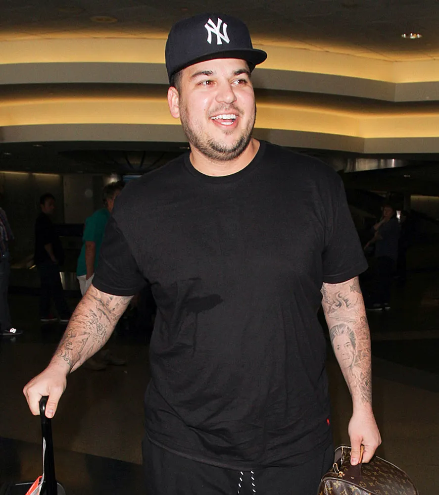 Rob Kardashian Poses Shirtless in New Poolside Selfie