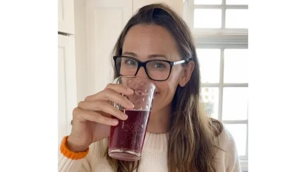Watch Jennifer Garner Make Super Easy Blueberry Juice