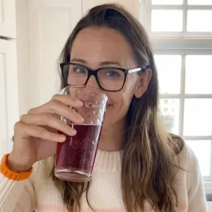 Watch Jennifer Garner Make Super Easy Blueberry Juice