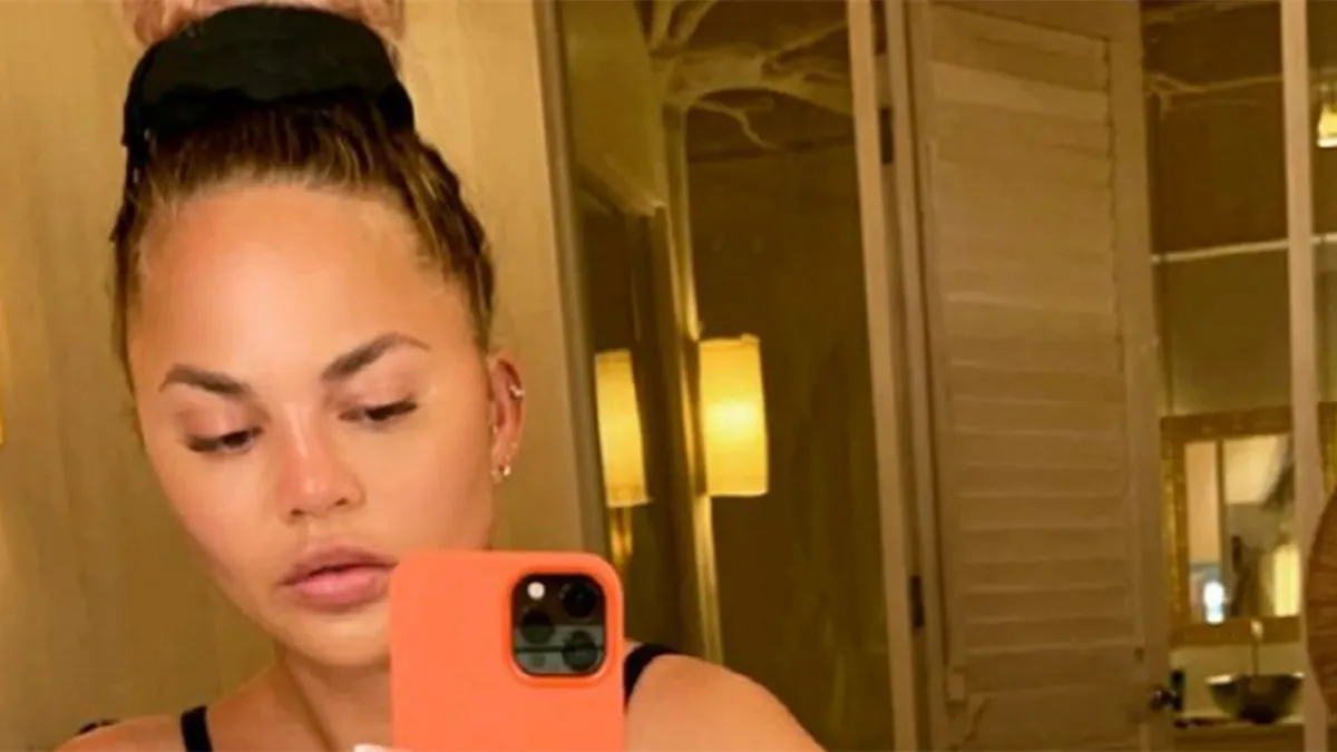 chrissy-teigen-alo-leggings