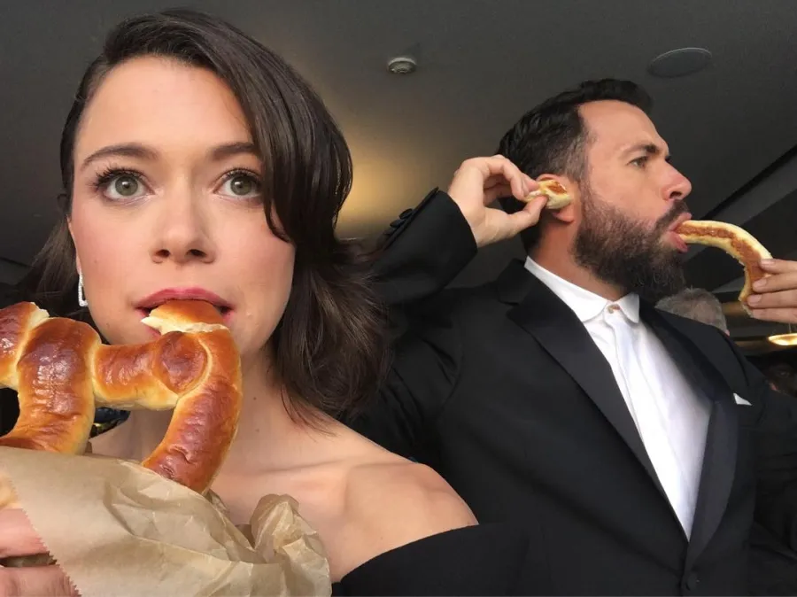 2017 Tat Maslany emmy award selfies