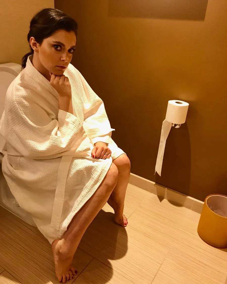 2017 rachel bloom emmy award selfies