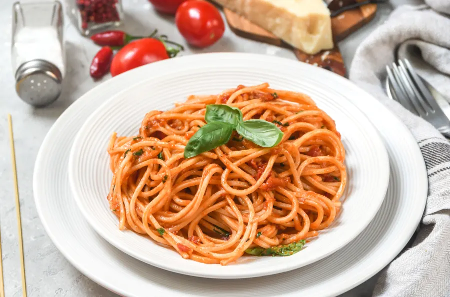 Amy Schumer Learns To Cook Season 2 Spaghetti With Pomodoro and Basil